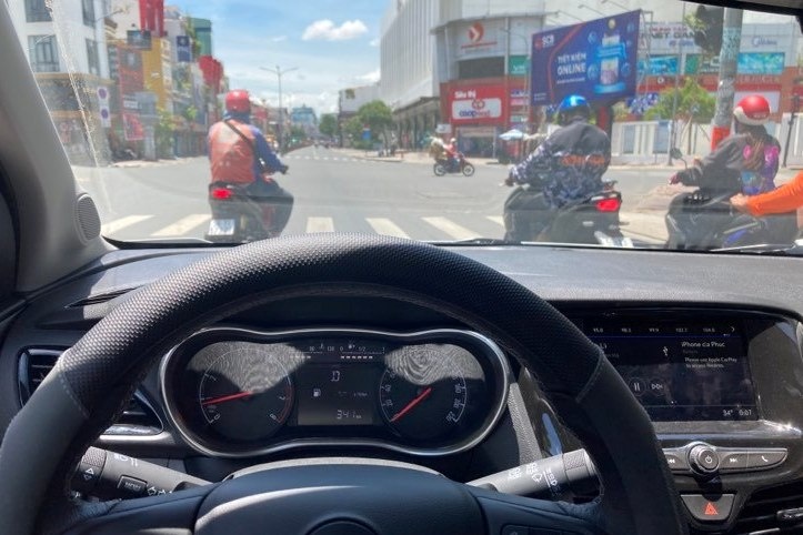 Lai xe qua nga tu the nao cho an toan? hinh anh