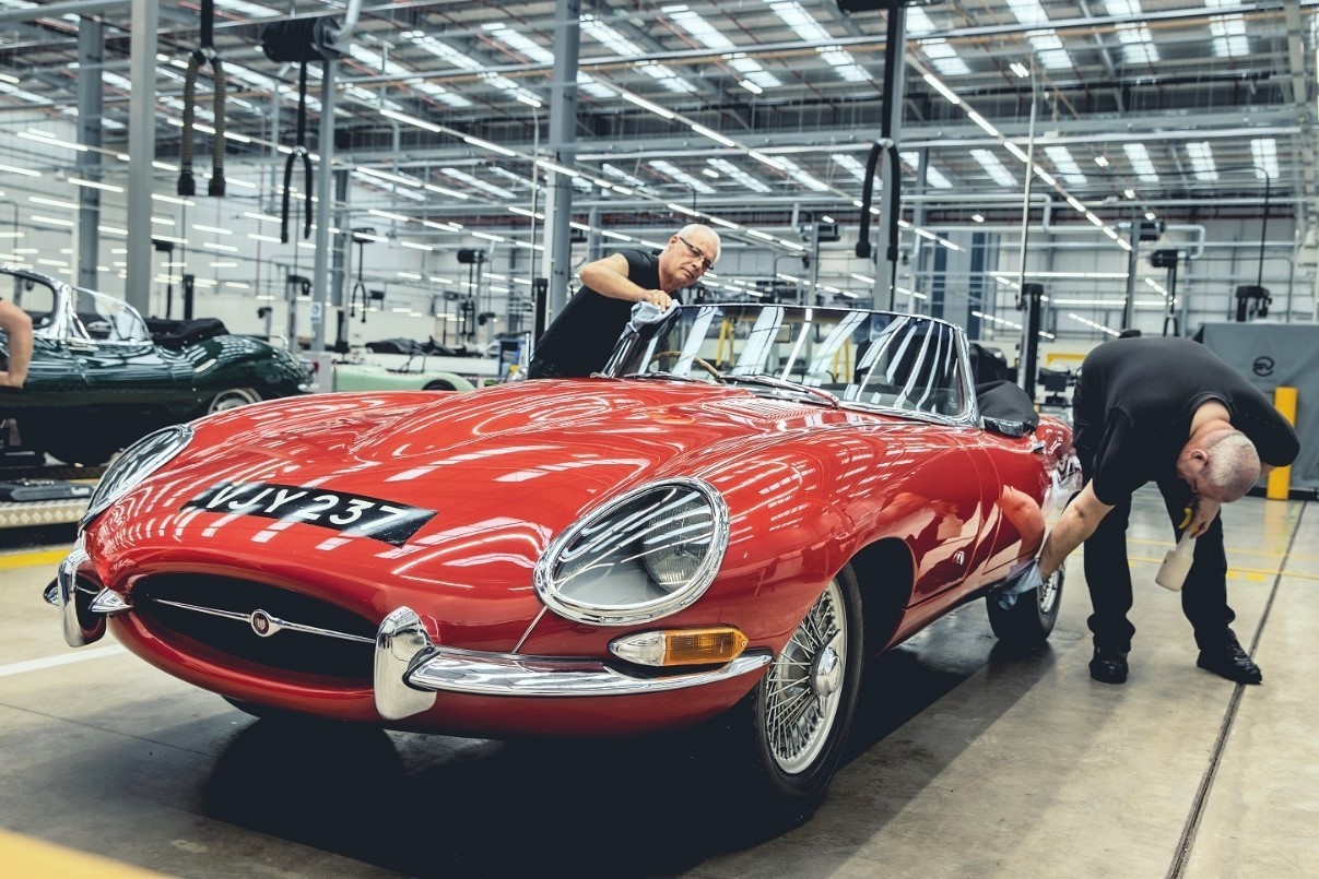 Jaguar Land Rover,  Dai le Bach kim,  Nu hoang Anh Elizabeth anh 2