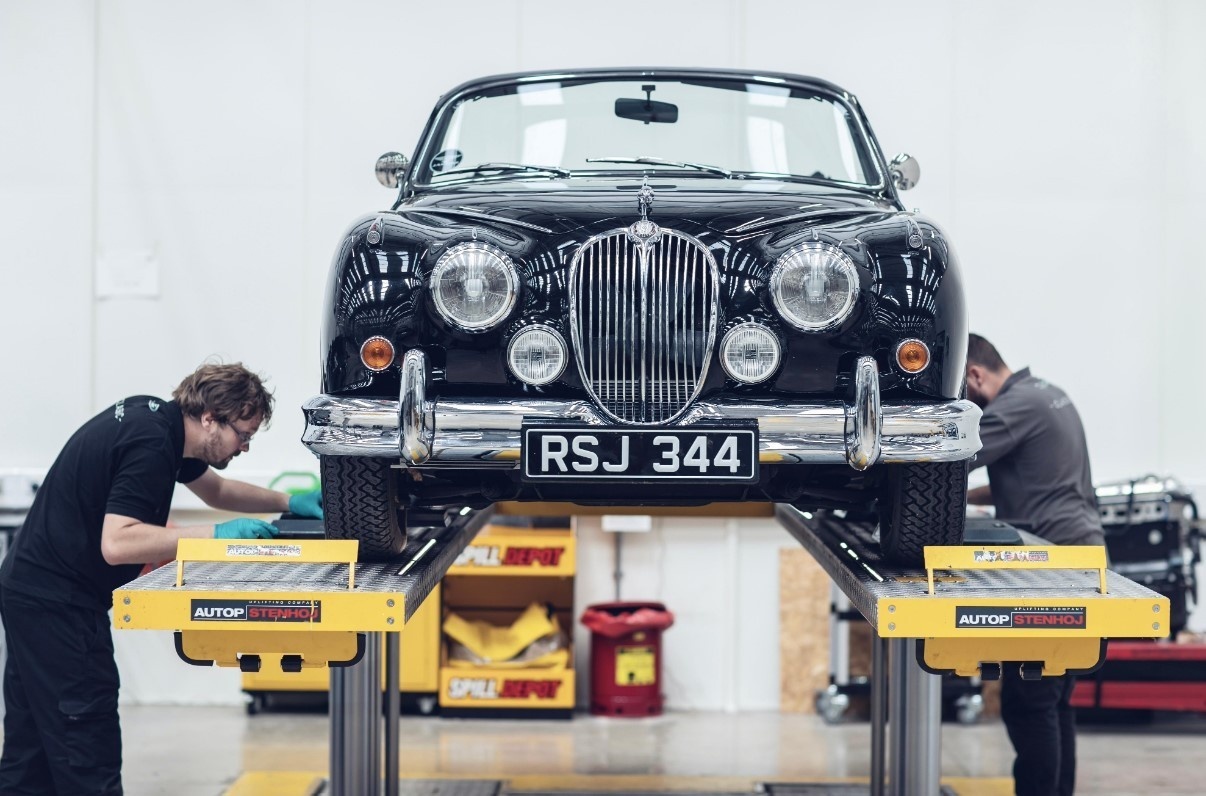 Jaguar Land Rover,  Dai le Bach kim,  Nu hoang Anh Elizabeth anh 5