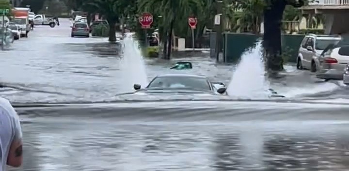 Lũ lụt Miami,  siêu xe ngập lụt,  Ferrari,  Rolls-Royce ảnh 3 Lu lut Miami,  sieu xe ngap lut,  Ferrari,  Rolls-Royce anh 3