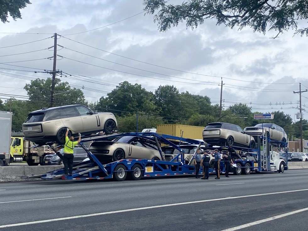 Range Rover rơi khỏi xe vận chuyển,  sự cố Range Rover,  Range Rover 2023 ảnh 4 Range Rover roi khoi xe van chuyen,  su co Range Rover,  Range Rover 2023 anh 4