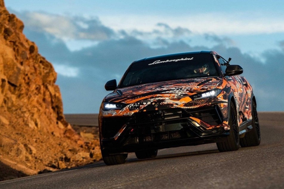 Vuot mat Bentayga, Lamborghini Urus 2023 tro thanh SUV nhanh nhat hinh anh