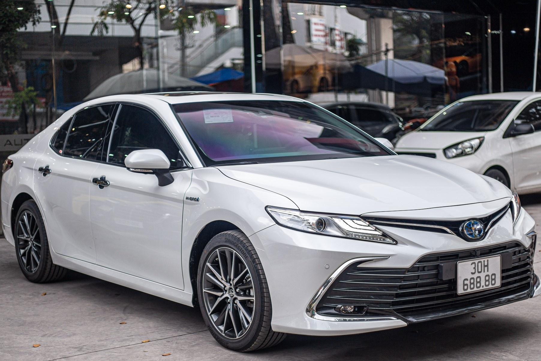 Toyota Camry bien tu quy 8 duoc 'het' gia gan 3 ty tai Ha Noi hinh anh
