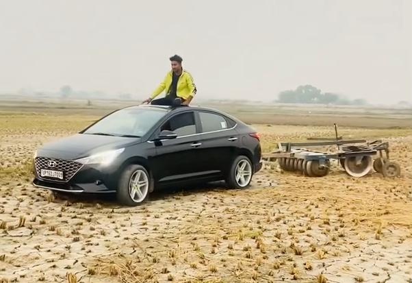 Chu xe mang Hyundai Accent moi tau ra de cay ruong hinh anh