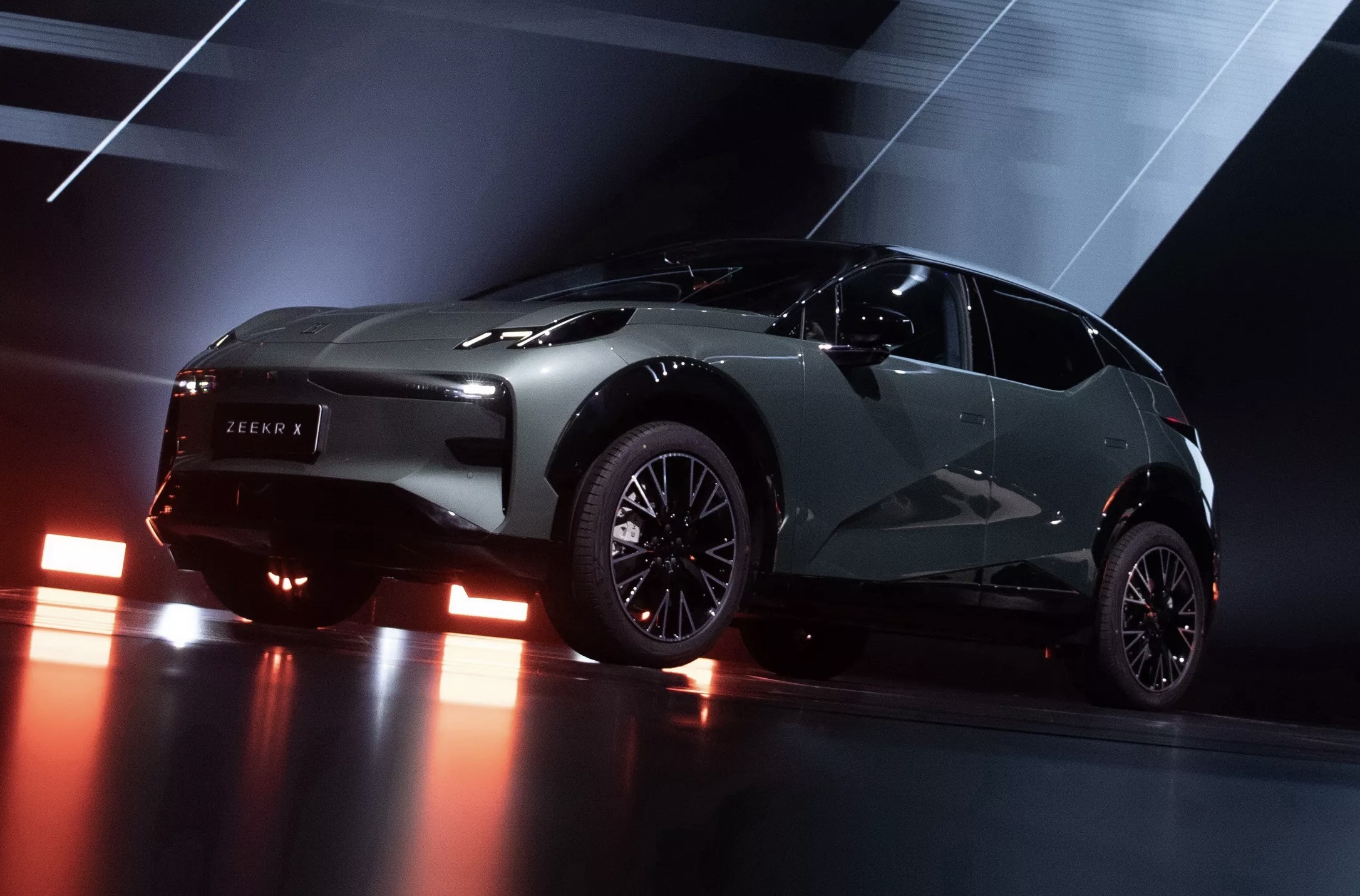 Zeekr X SUV,  Tesla anh 4