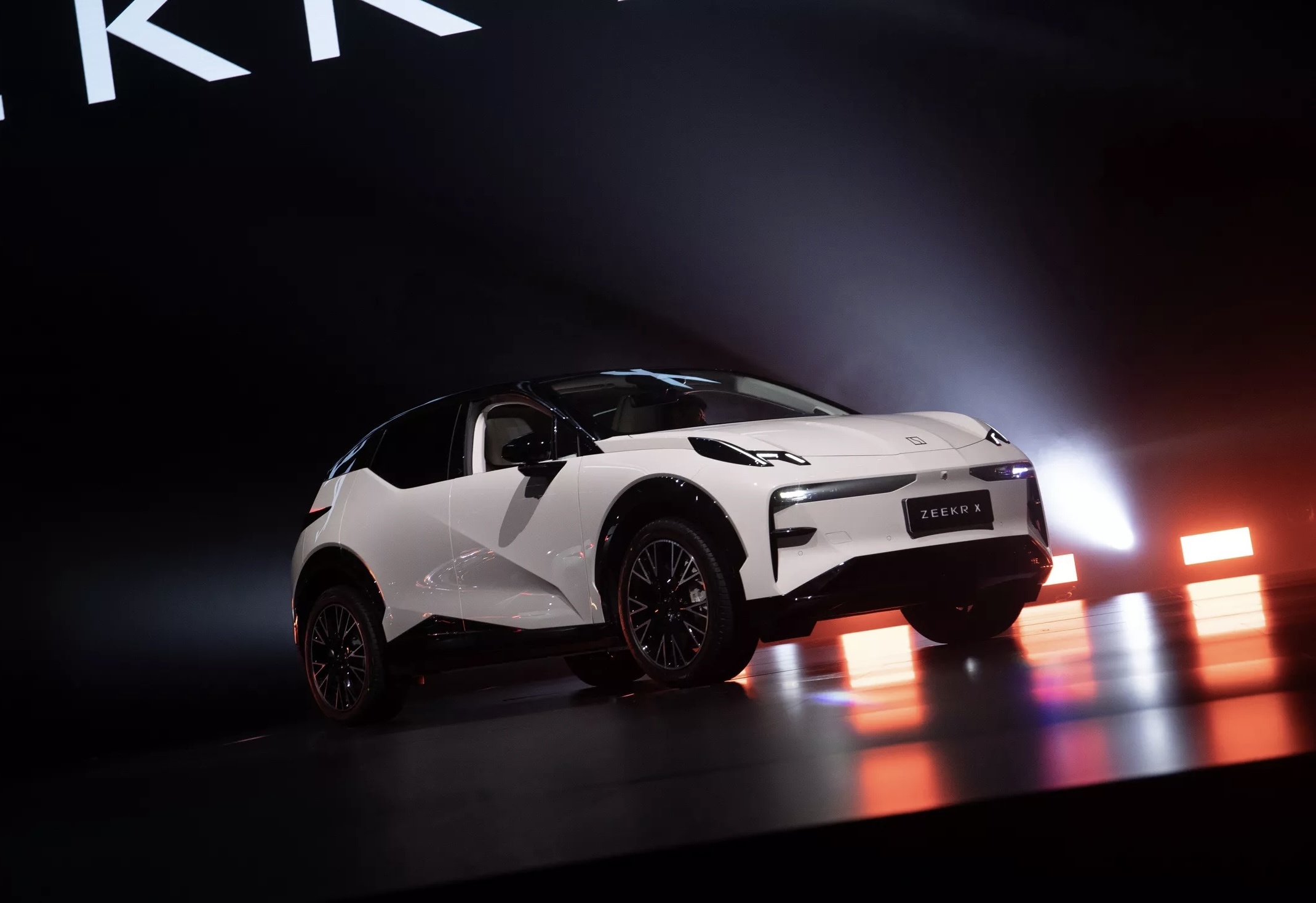 Zeekr X SUV,  Tesla anh 3