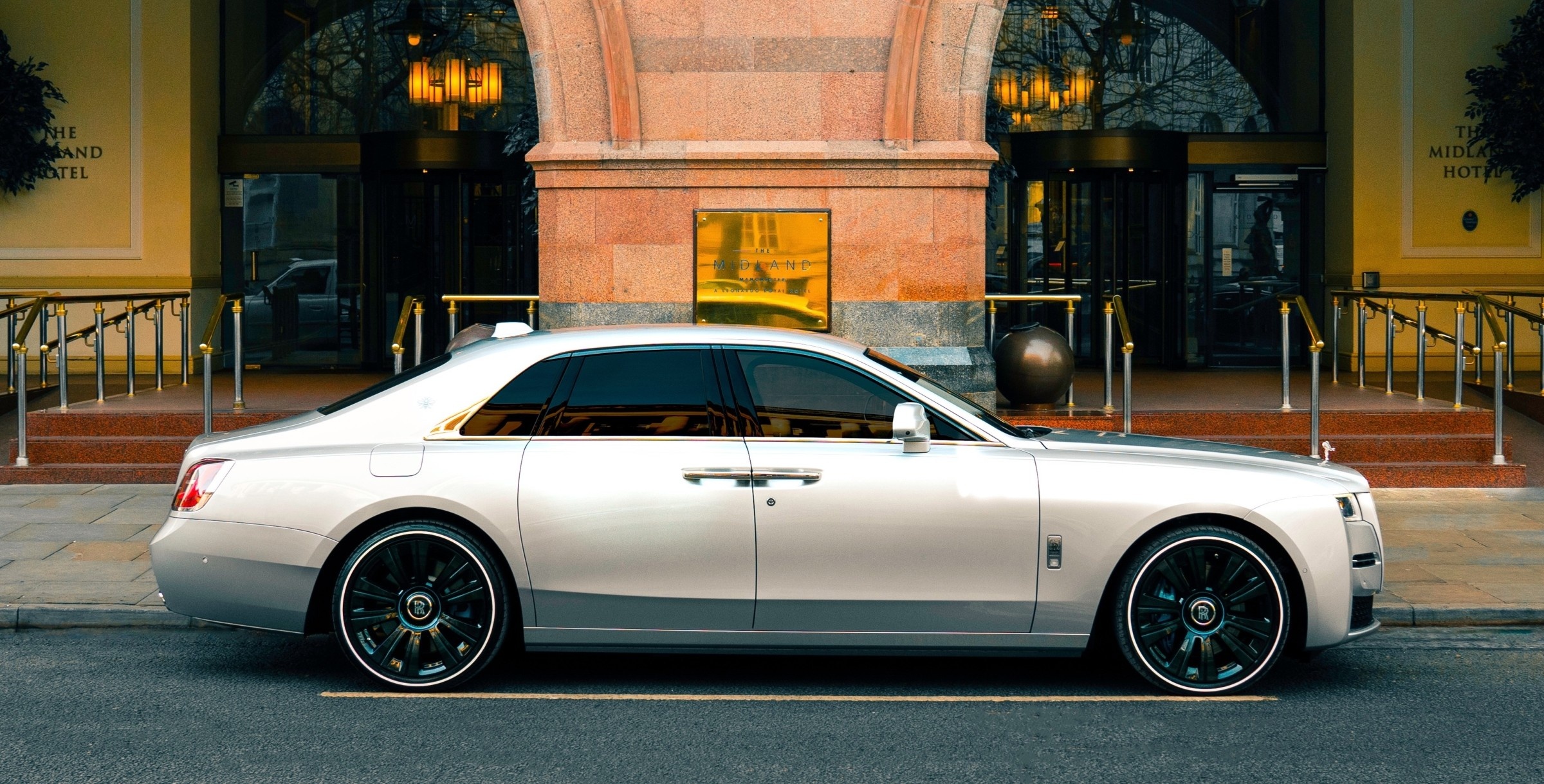 Rolls-Royce Ghost ban ca nhan hoa lay cam hung tu thanh pho Manchester hinh anh