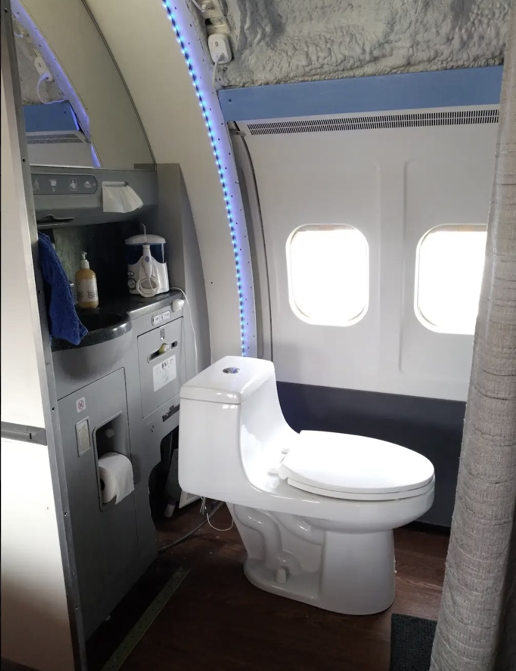 ngoi nha may bay anh 8