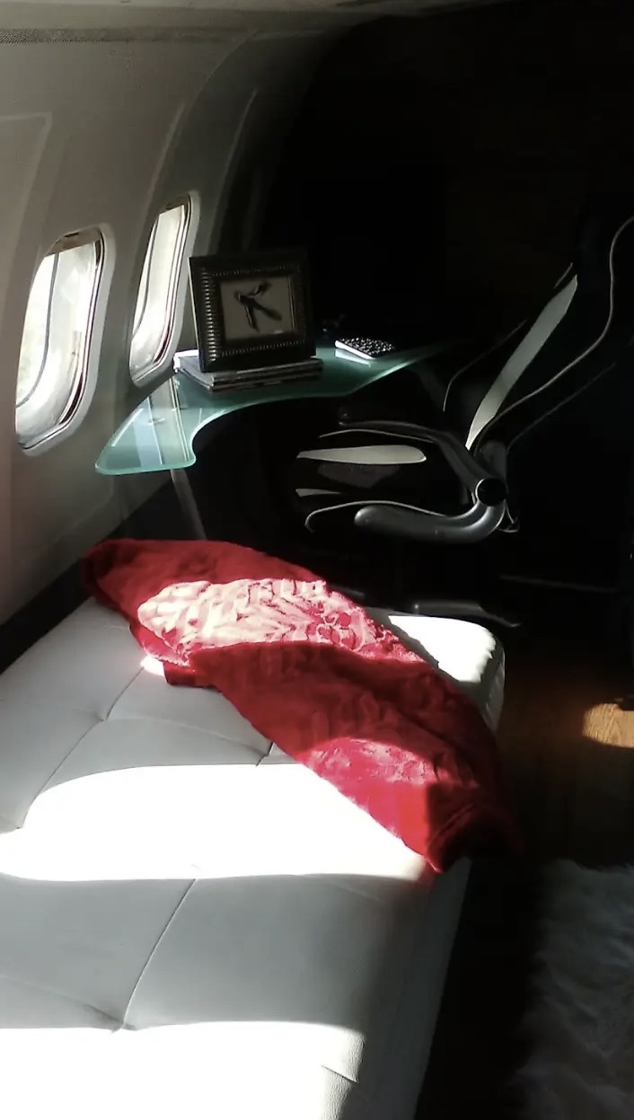 ngoi nha may bay anh 10