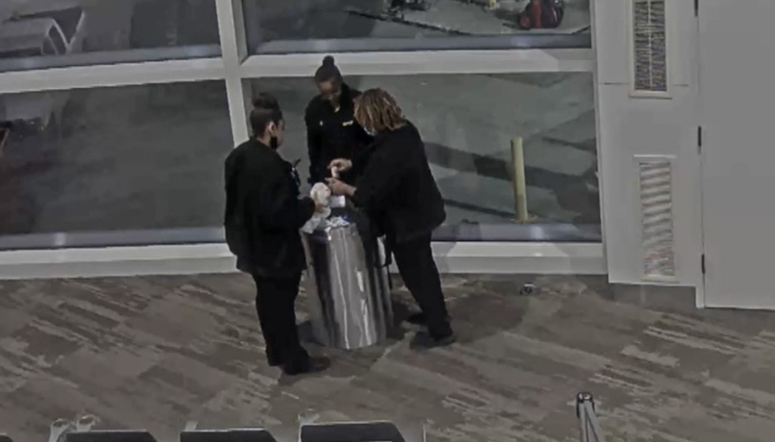 Nhan vien san bay nem hanh ly cua du khach vao thung rac hinh anh