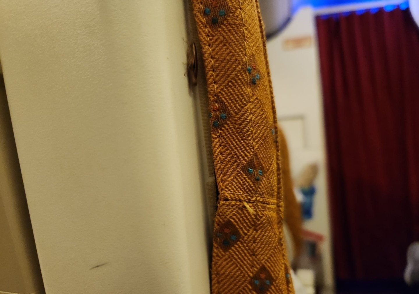 Nha ngoai giao Lien Hop Quoc phan nan vi may bay co gian hinh anh