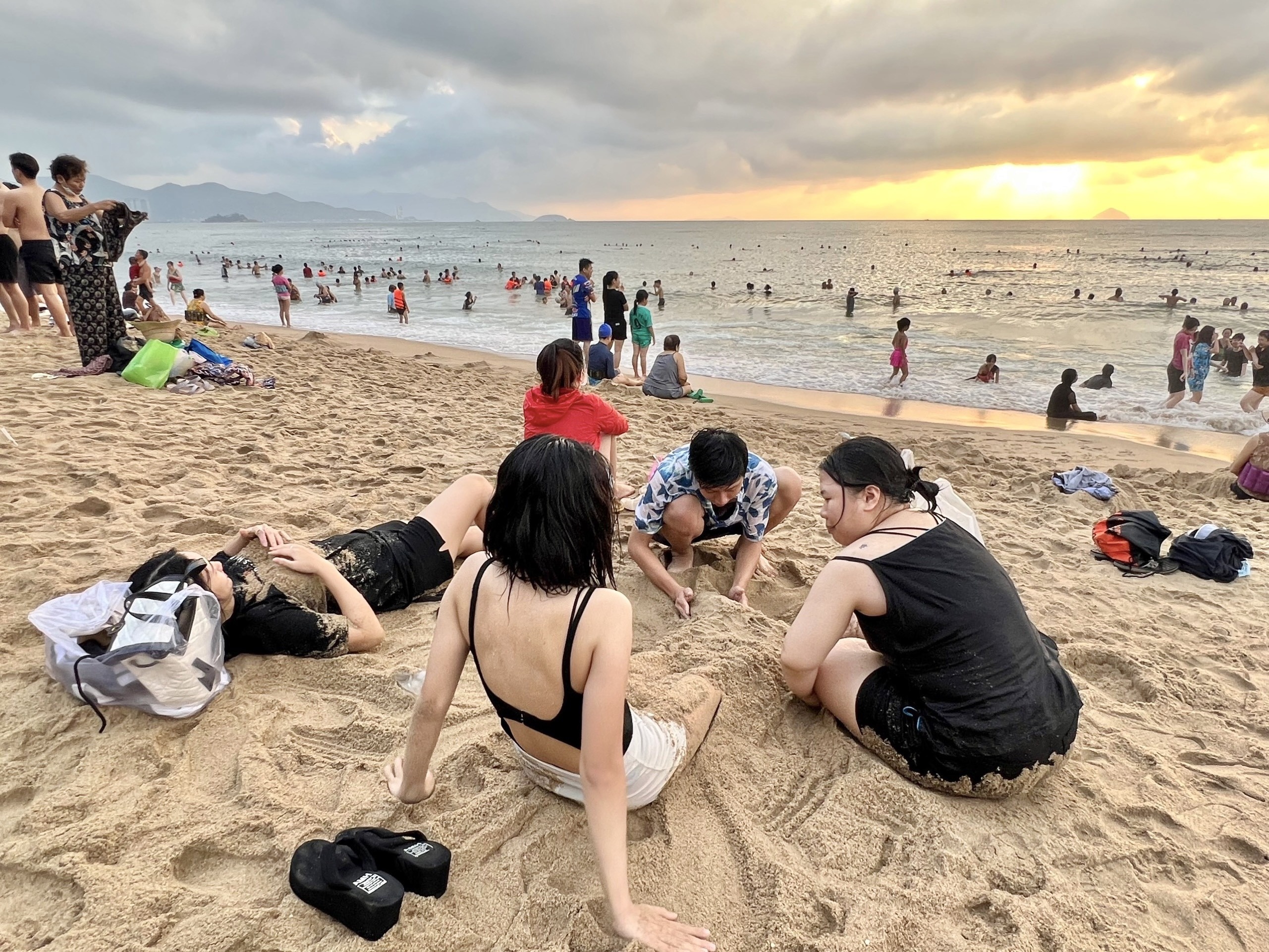 Nguoi dan, du khach Nha Trang tam bien tu sang som hinh anh