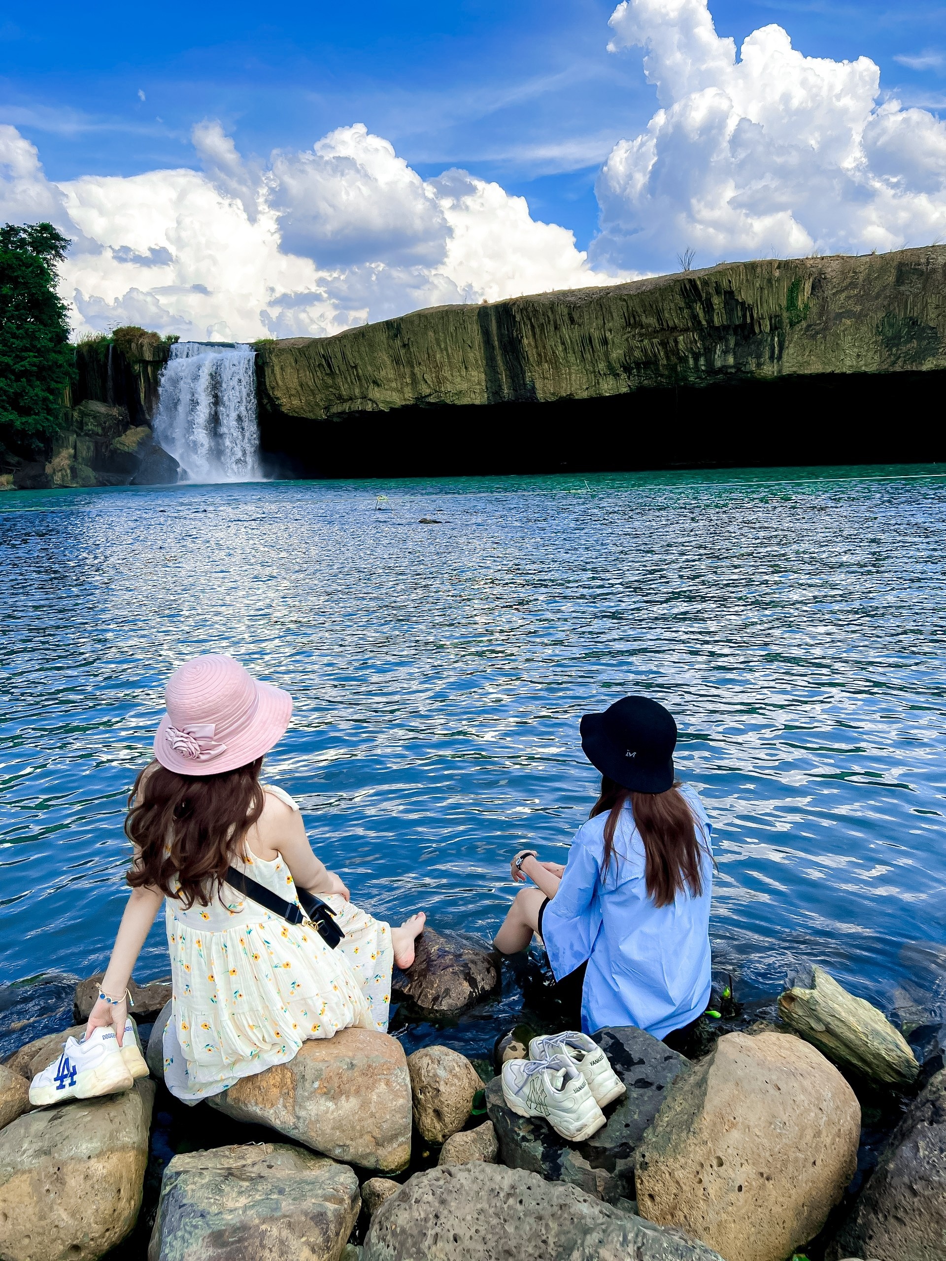 thac nuoc tranh nong anh 2