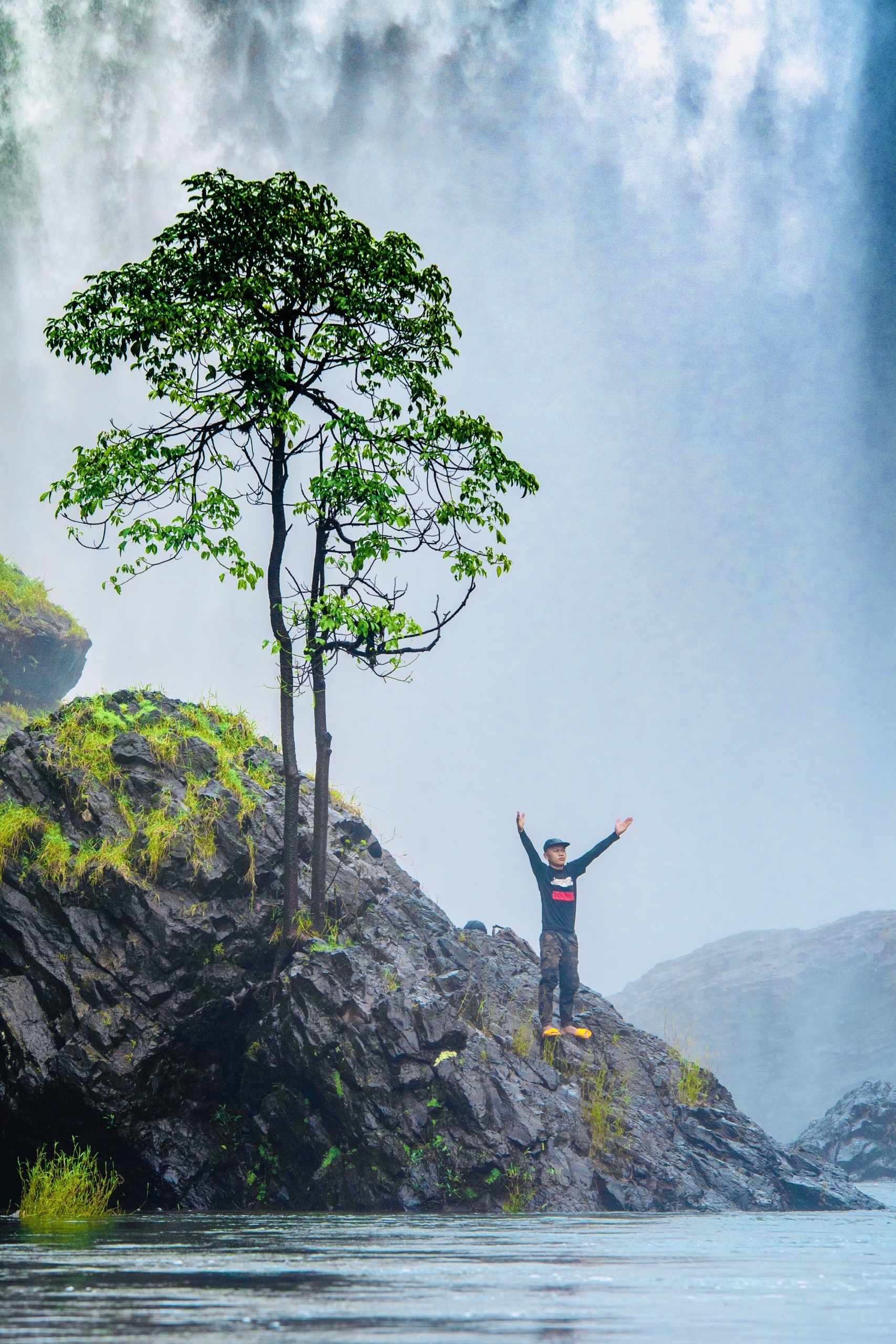 thac nuoc tranh nong anh 8