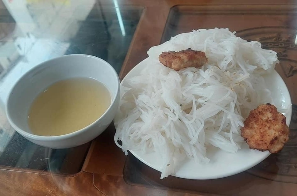 Tranh cai suat bun 35.000 dong chi co 2 mieng cha o Sam Son hinh anh