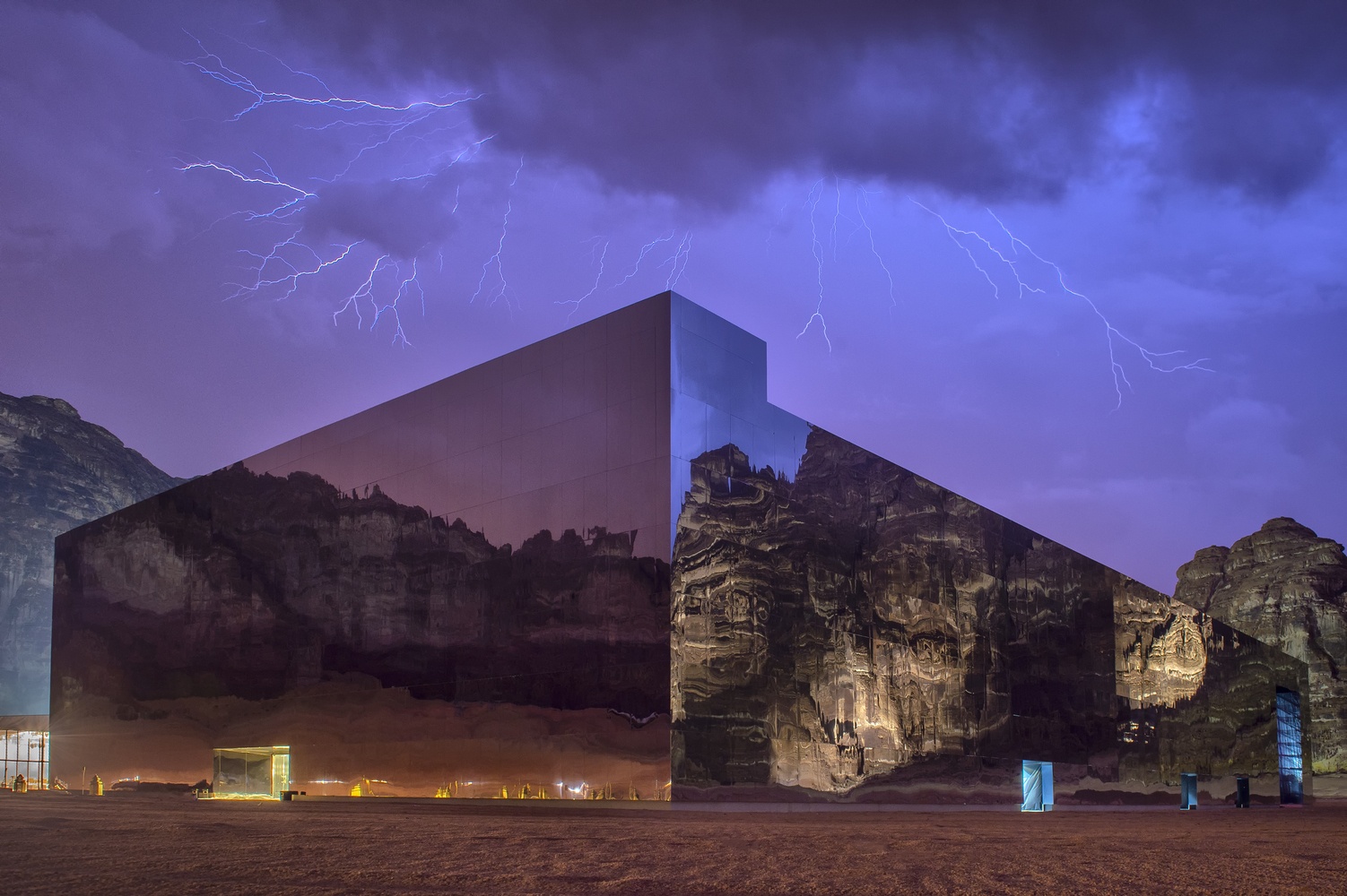 Toa nha phu guong tang hinh giua sa mac hinh anh