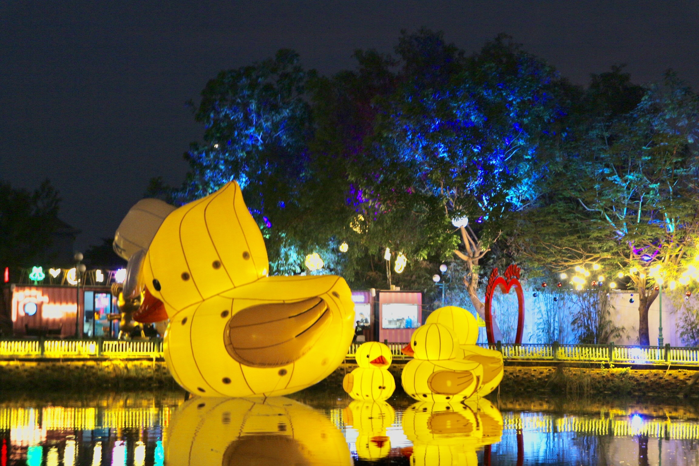 Mot so ban tre quay xe khi den Cong vien anh sang hinh anh