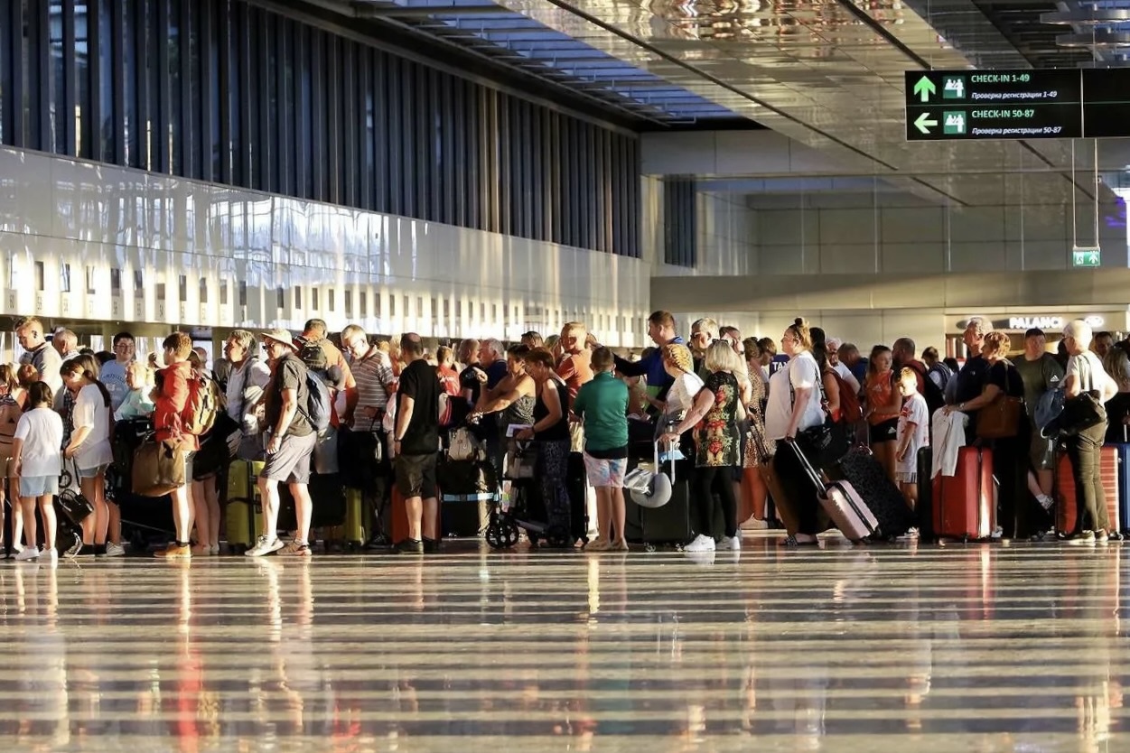 Du lich o nhieu nuoc chau Au te liet hinh anh