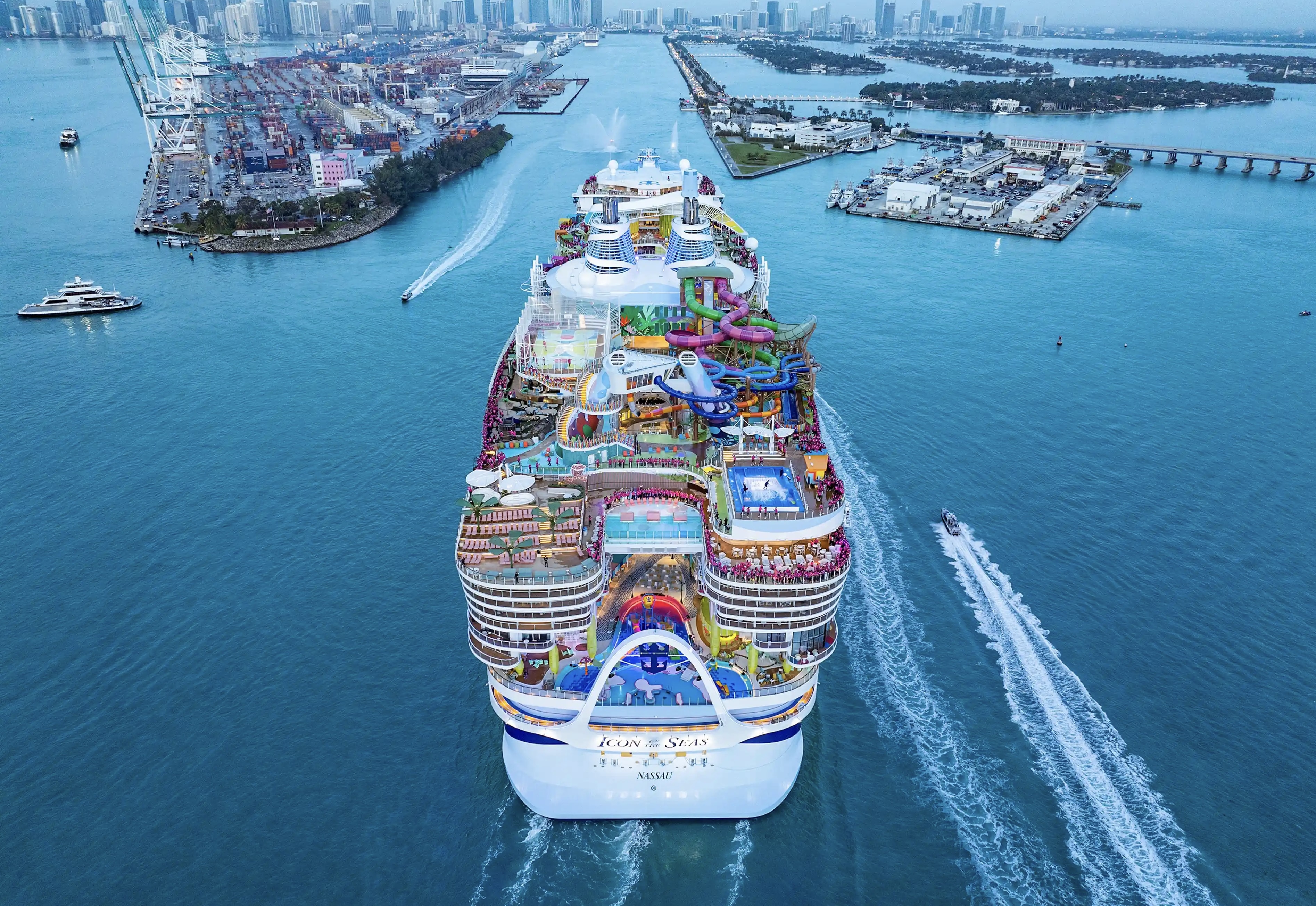 Cau hoi lon bao trum sieu du thuyen lon nhat the gioi hinh anh