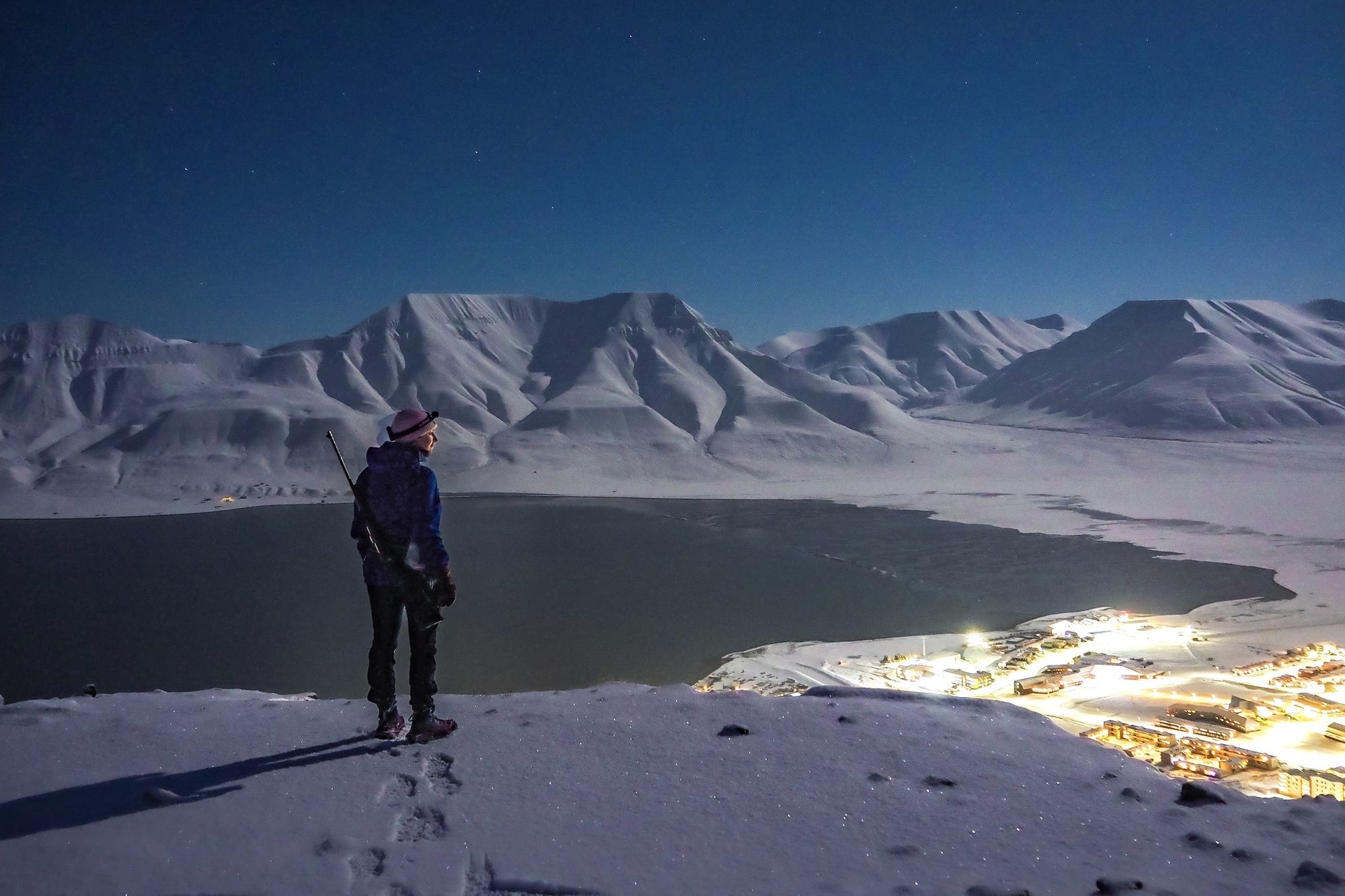 Song o noi ca ngay chi toan bong toi hinh anh