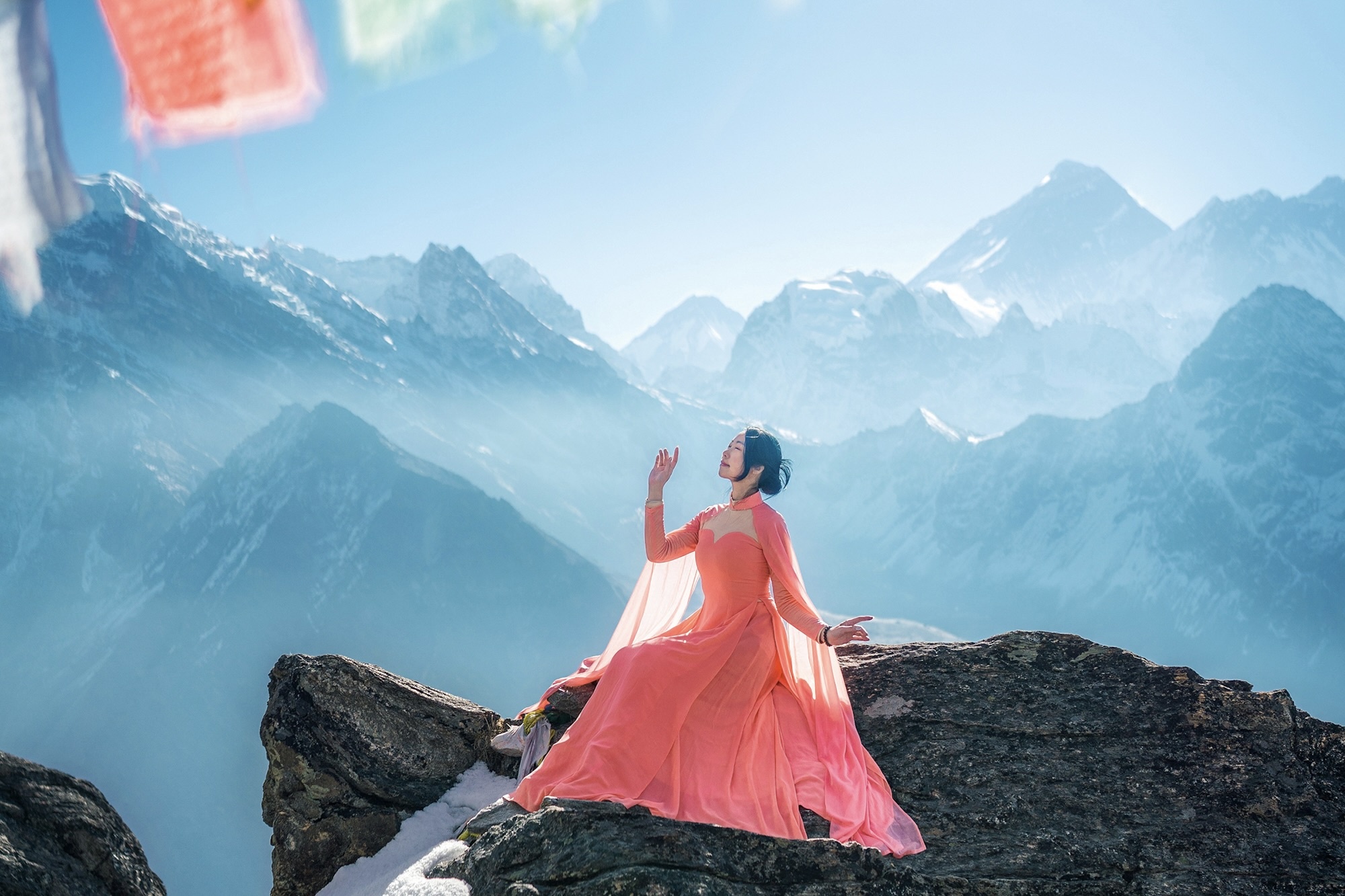 Mac ao dai chup anh khap 27 quoc gia hinh anh