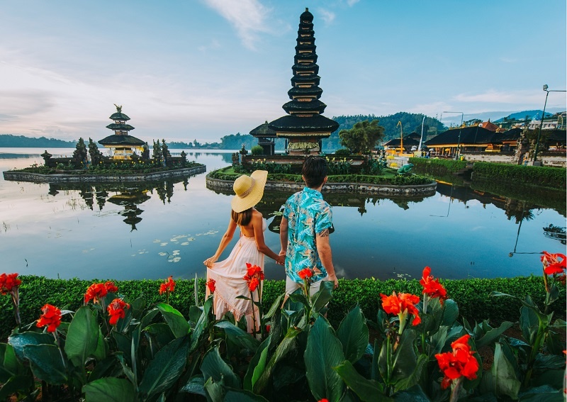 Khach den Bali chinh thuc bi danh thue hinh anh