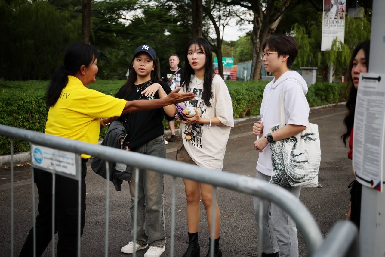 Bat khoc vi mua nham ve The Eras Tour gia hinh anh