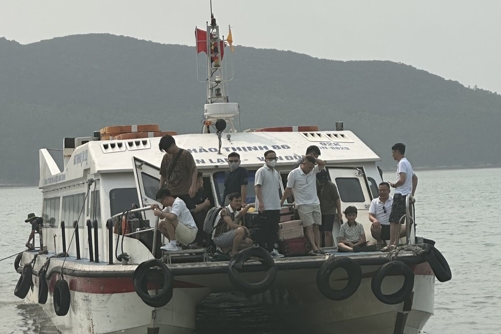 Gan 2.000 du khach dang mac ket tren bien Van Don - Quan Lan hinh anh