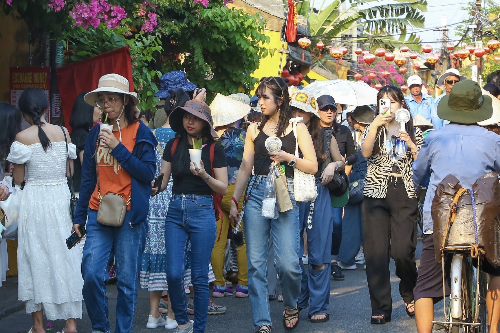 'Nhich tung centimet' tren cau tham quan pho co ve dem o Hoi An hinh anh