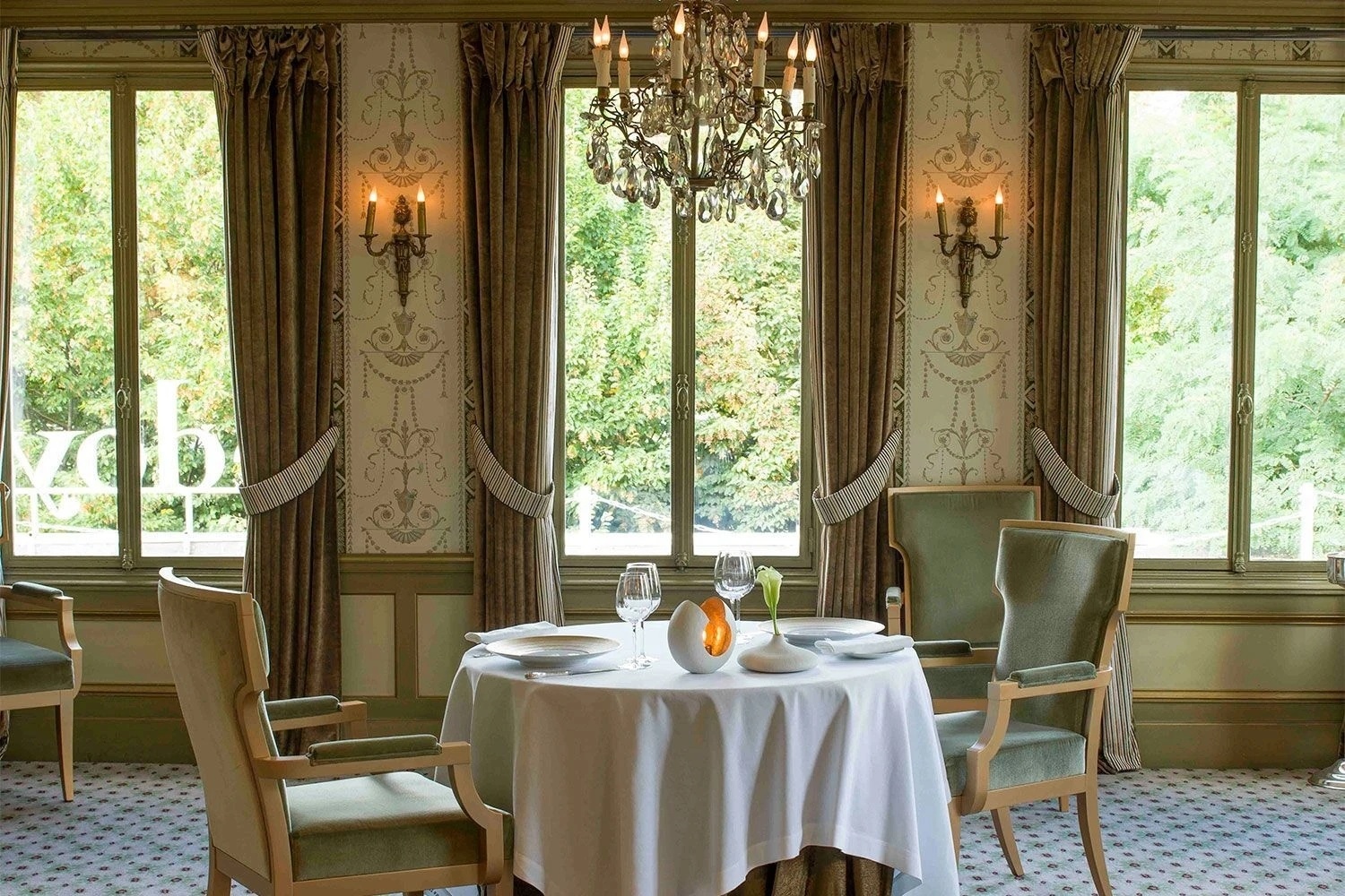 Nen am thuc hang dau cung thap thom vi xep hang cua hang lop xe hinh anh