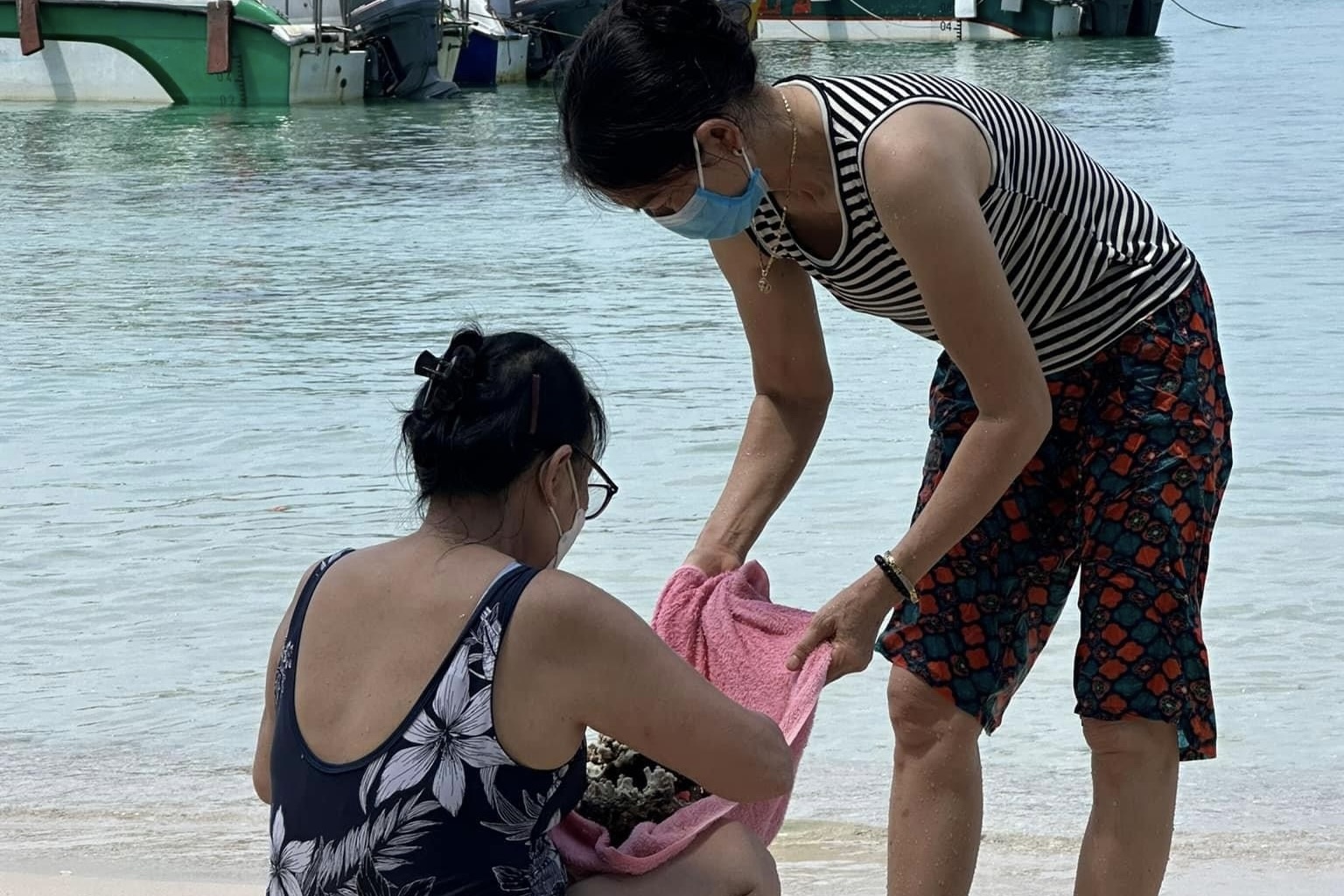 2 du khach phai tra lai san ho da nhat o Phu Quoc hinh anh