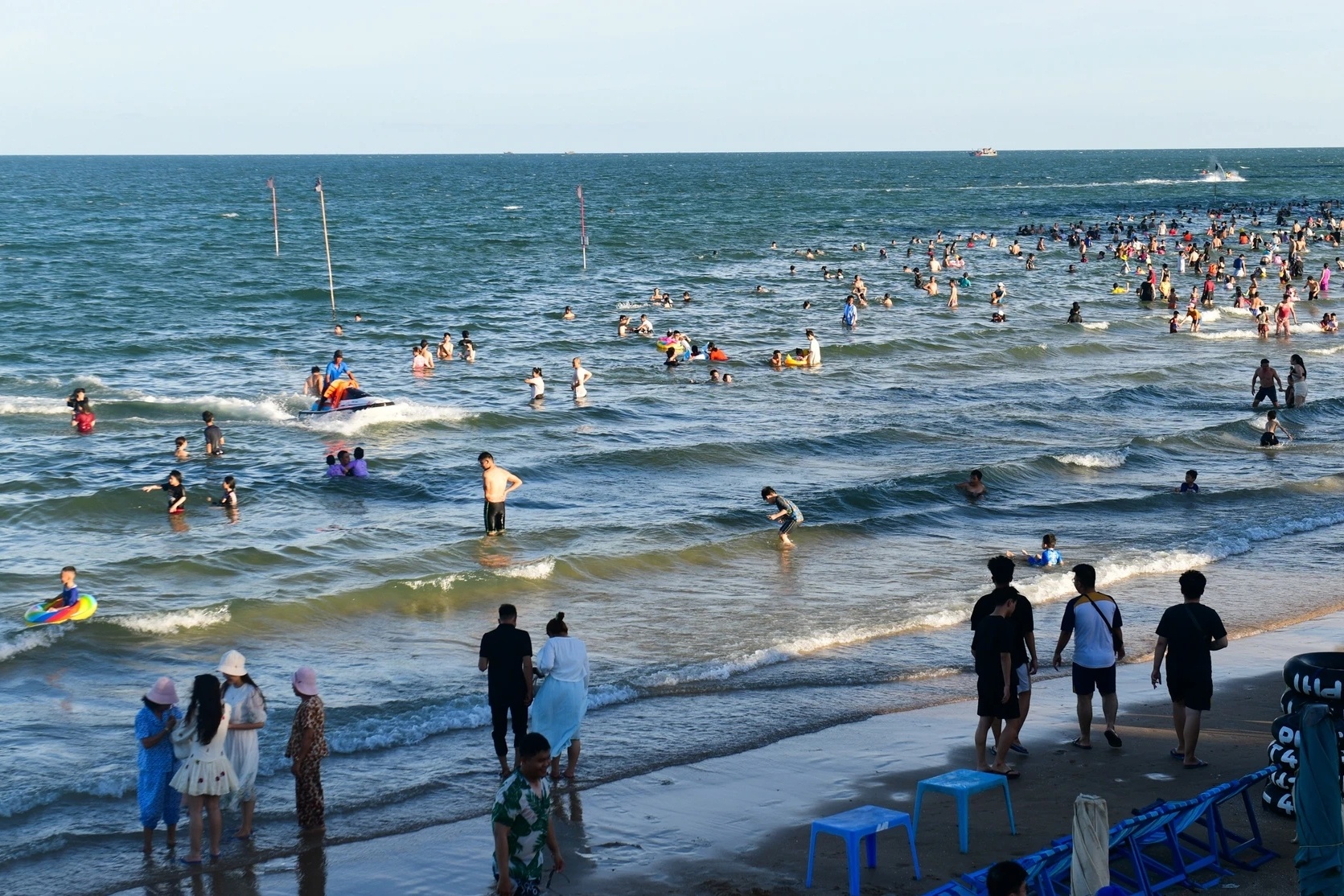 Dung hoa toc festival bien toan mua hat, tap yoga tai Vung Tau hinh anh