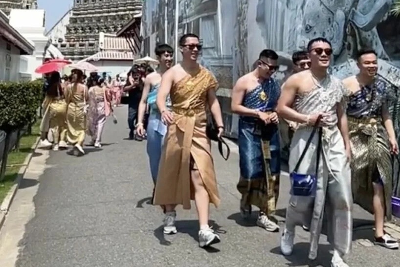 Trao luu khach nam mac vay di chua gay sot tai Thai Lan hinh anh