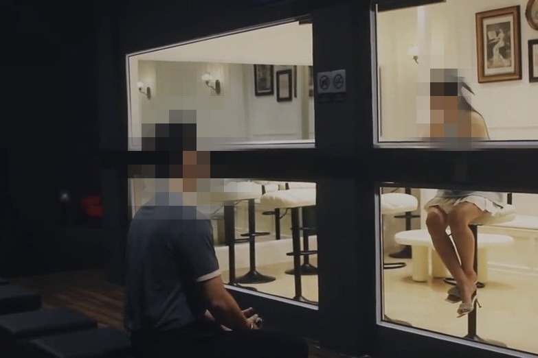 Ca phe hen ho guong mot chieu bi tay chay tai chinh que nha hinh anh