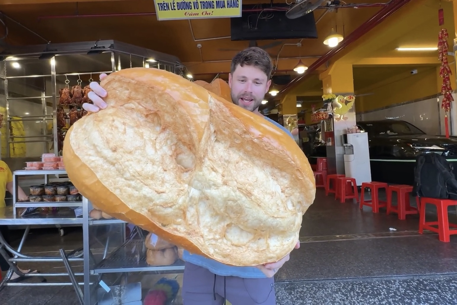 Khach My choang voi banh mi kep thit nang 5 kg o TP.HCM hinh anh