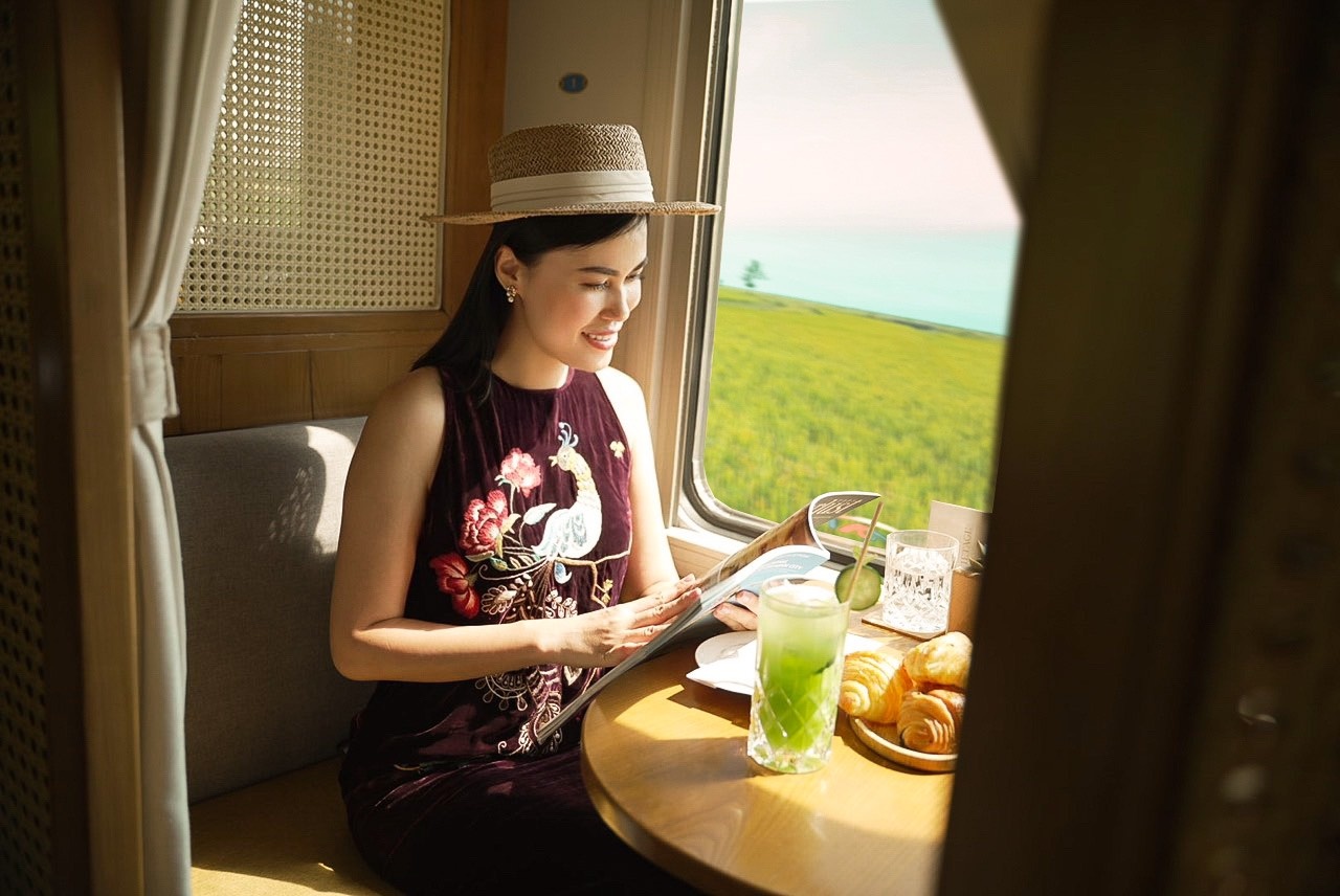 Ngam Nha Trang, Quy Nhon tren tau hoa xa xi 10 trieu dong/ve hinh anh