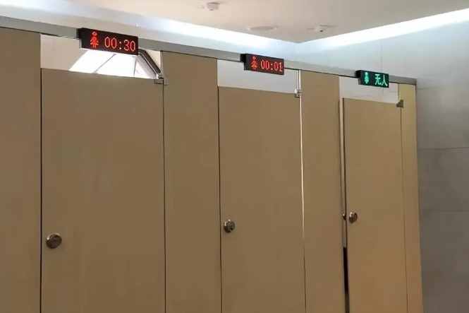 Diem du lich Trung Quoc lap dong ho dem gio tai nha ve sinh hinh anh