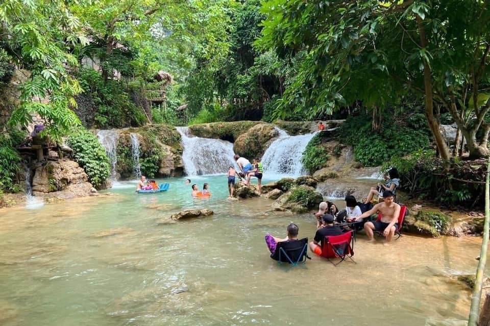 Du khach thao chay khi thuy dien o Hoa Binh bat ngo xa nuoc hinh anh