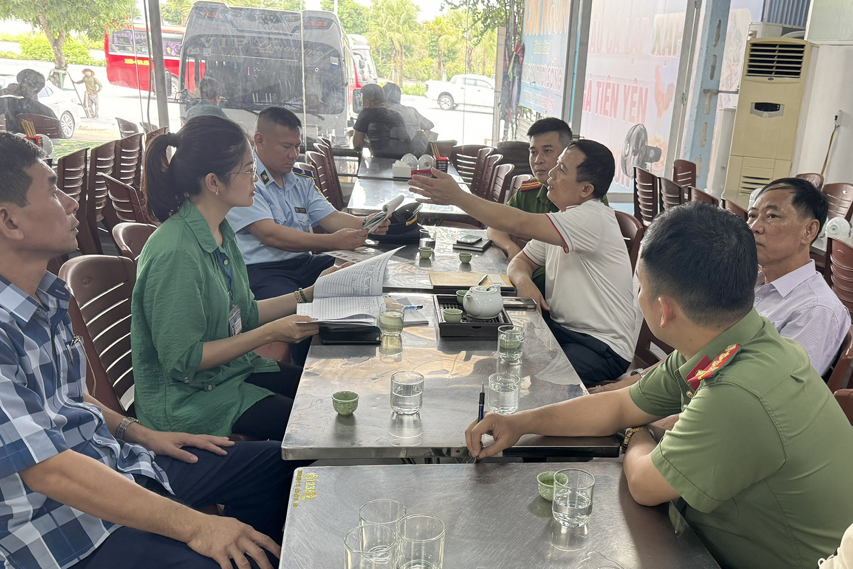 Du khach bi duoi khoi nha hang o Ha Long vi bua an hon 2 trieu dong hinh anh