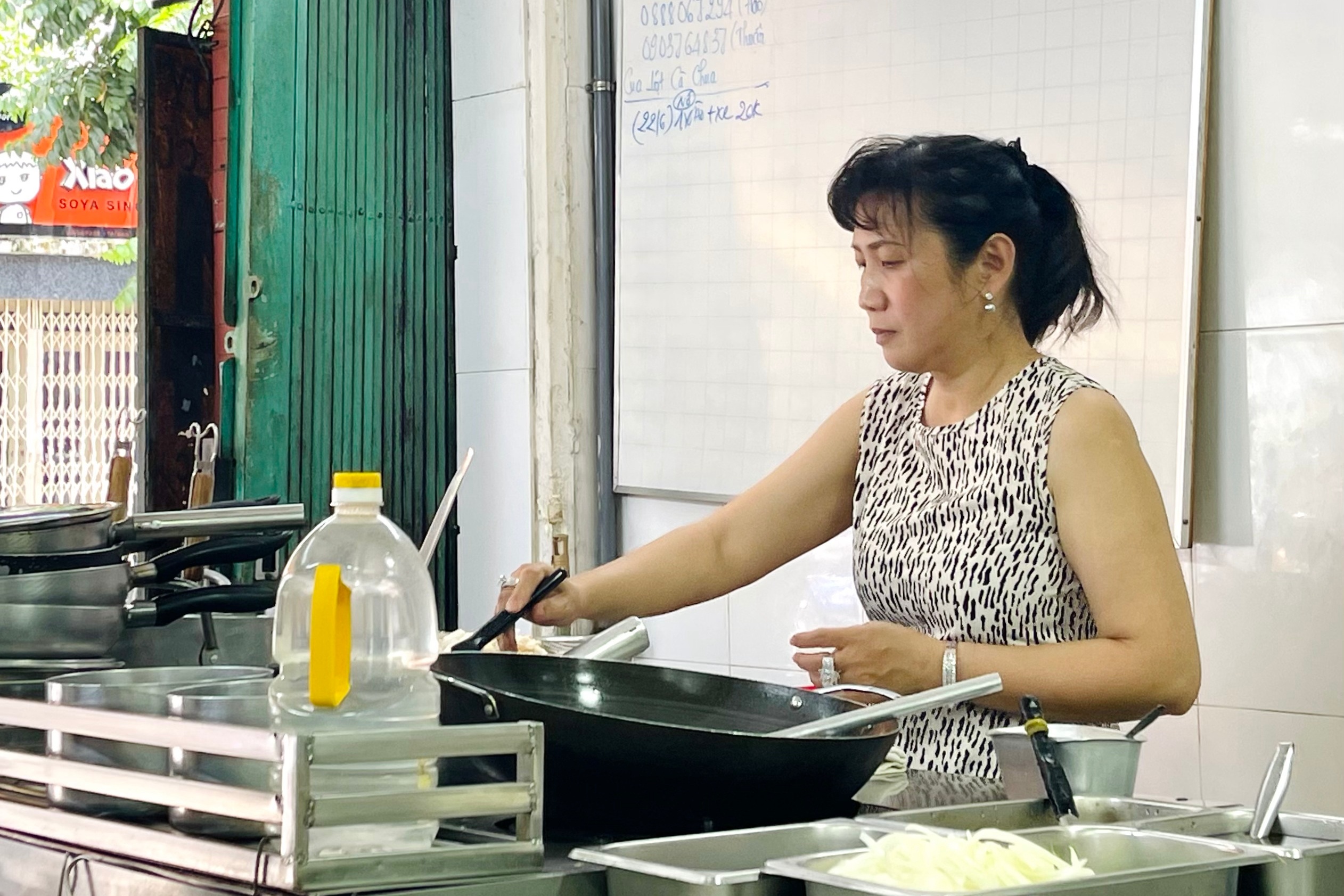 Chu quan TP.HCM nho cuoc goi, email cua Michelin Guide vi so lua dao hinh anh