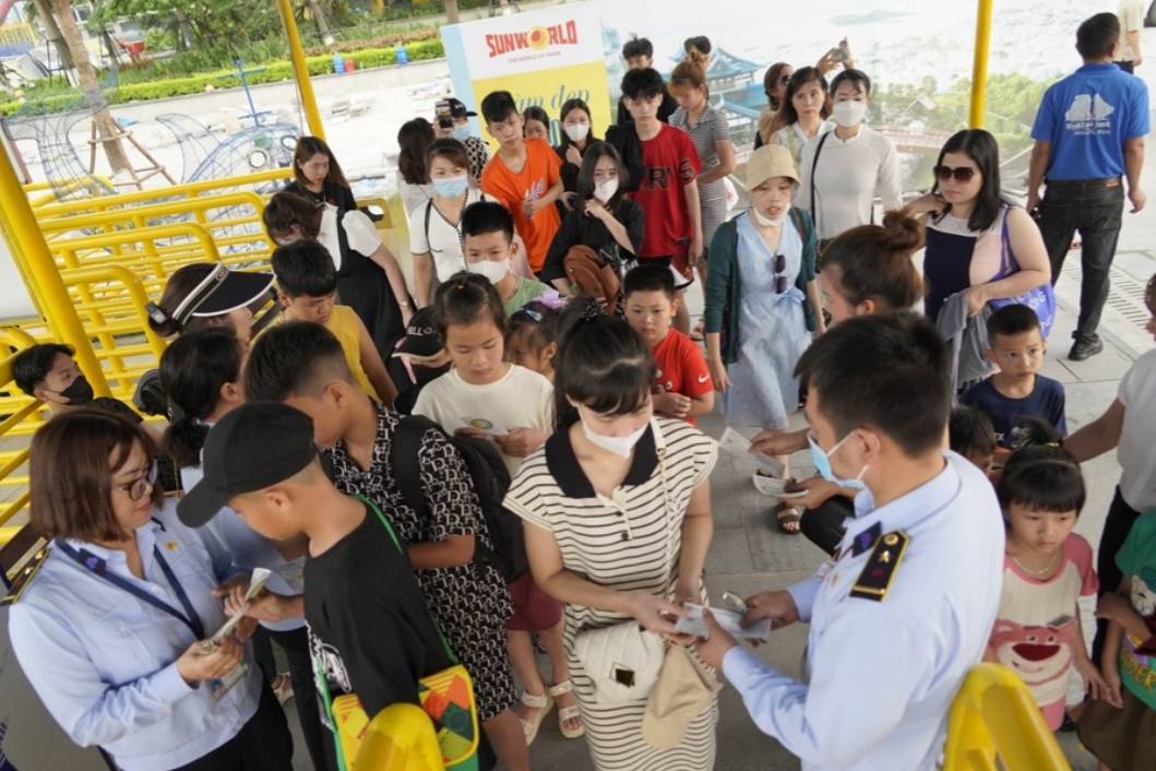 De xuat thu 600.000 dong/nguoi tham quan vinh Ha Long hinh anh