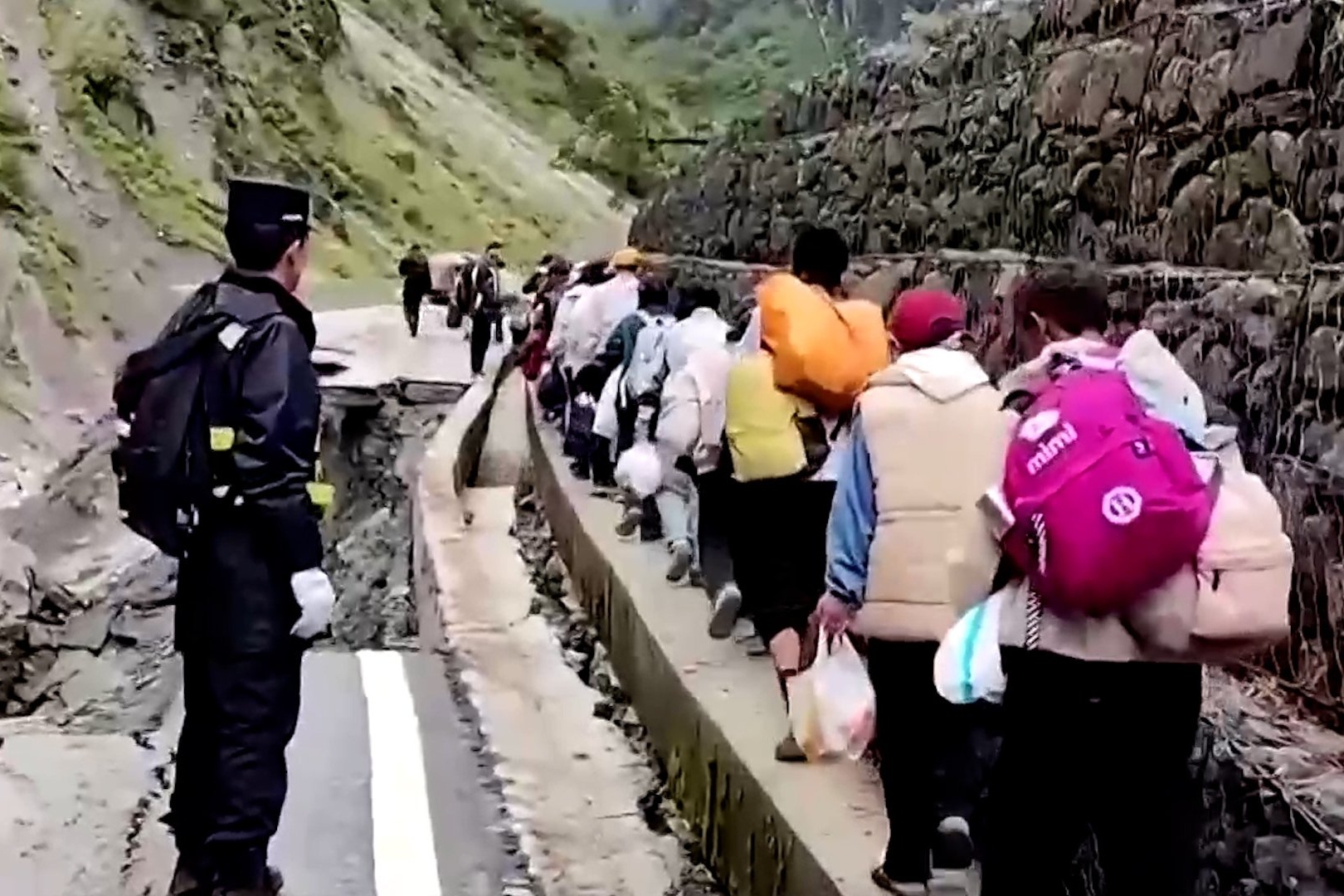 Nhieu khach du lich mac ket o Tay Tang hinh anh