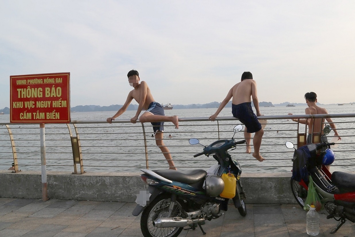 Thot tim canh treo rao xuong tam vinh Ha Long hinh anh