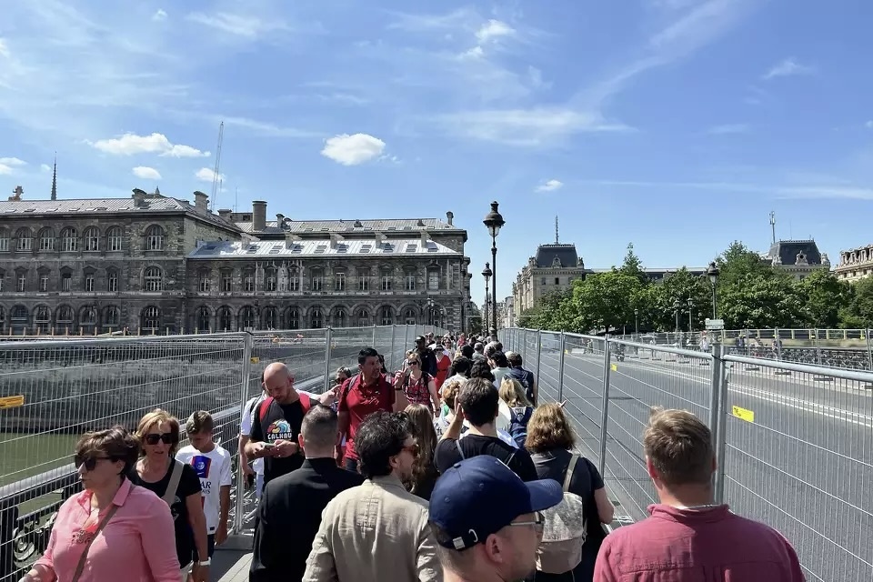 Canh hon loan tai Paris ngay dau rao chan song Seine cho Olympics hinh anh