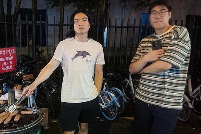 Tranh cai tien si ban xuc xich o Trung Quoc hinh anh