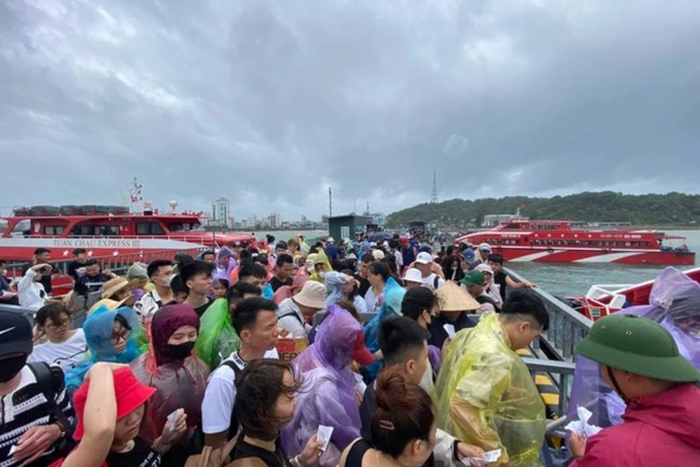 Gan 1.000 du khach khong ‘chay’ bao, o lai dao Co To hinh anh