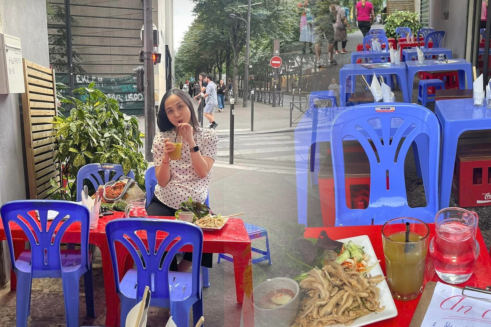 Chi 2 trieu dong de ngoi ghe nhua via he, an pho, nem thinh tai Paris hinh anh
