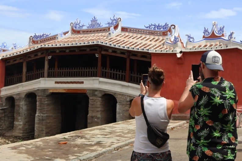 Du khach la lam voi dien mao moi cua Chua Cau 400 nam tuoi o Hoi An hinh anh