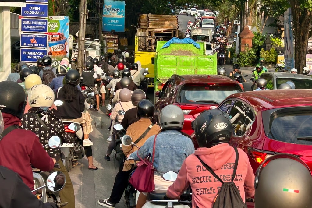 Canh un tac nhuc nhoi tai 'thien duong' Bali hinh anh