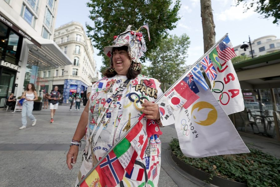 Nguoi phu nu ganh no 'cong lung' de den Olympic Paris hinh anh